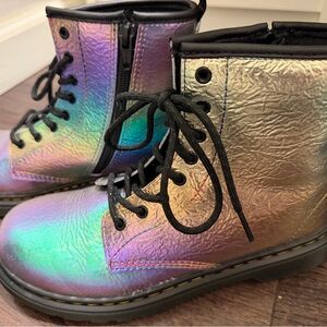 “Rainbow crinkle” Iridescent Lace-Up Big Kids Dr. Martins